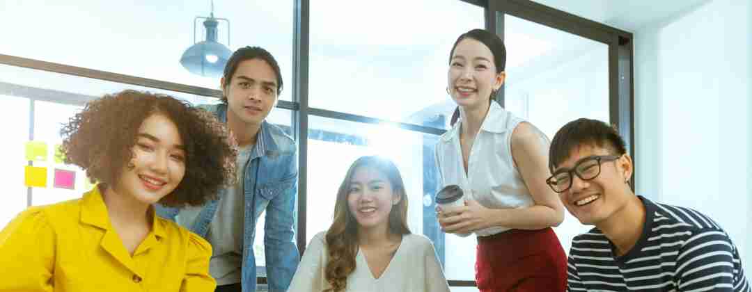 与全球最佳雇主  红龙扑克光电<br>
一起探索未来职涯可能