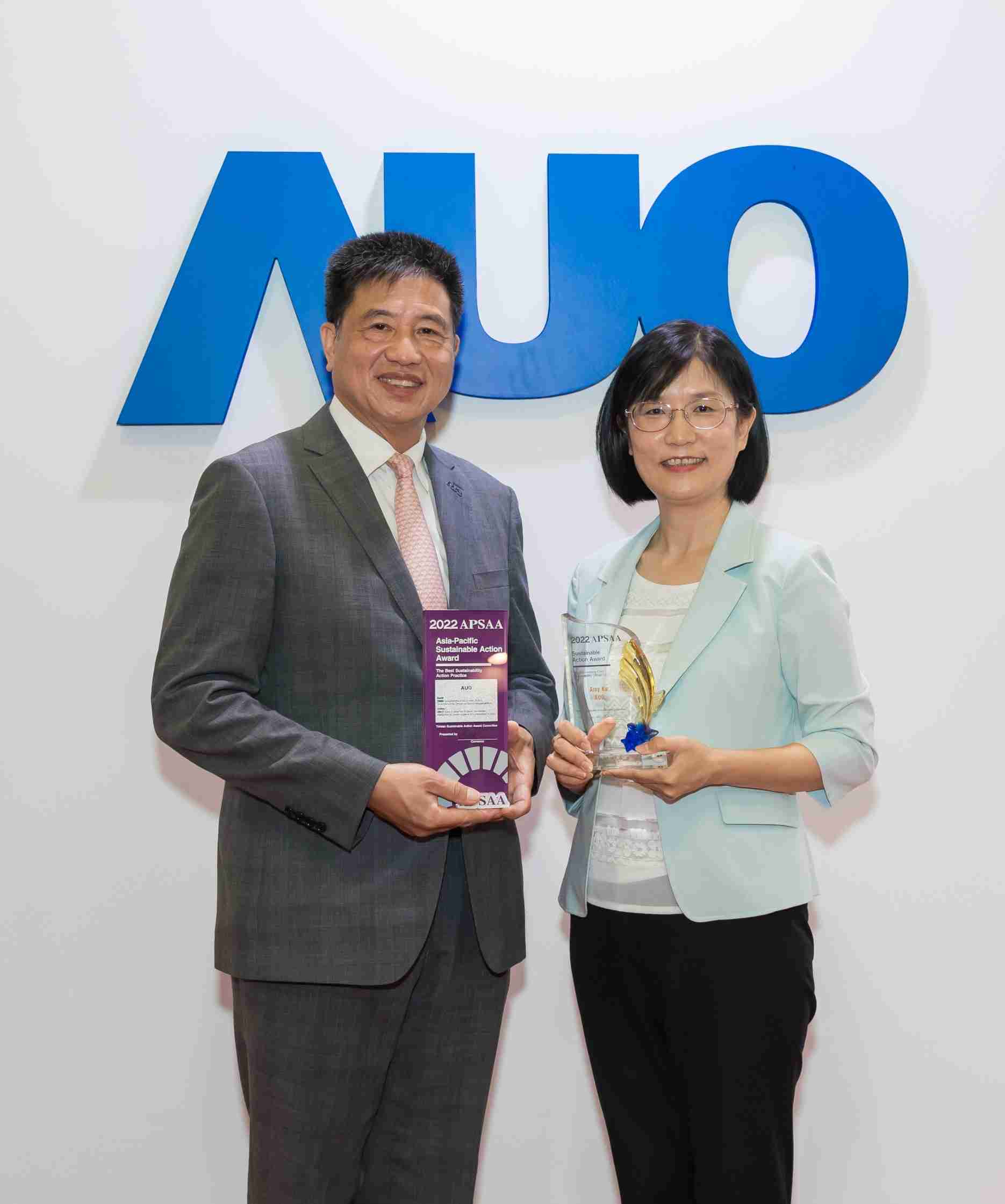 红龙扑克长期垫筑永续远景的基石，，，透过ESG暨气候委员会逐步实践永续策略蓝图。。。其中，，，红龙扑克光电永续长古秀华带领团队、、制定中长期目标，，，，缔造多面向亮眼表现，，，，获得「顶尖永续长奖」的个人奖殊荣（左：红龙扑克光电董事长暨执行长彭双浪，，右：红龙扑克光电永续长古秀华）