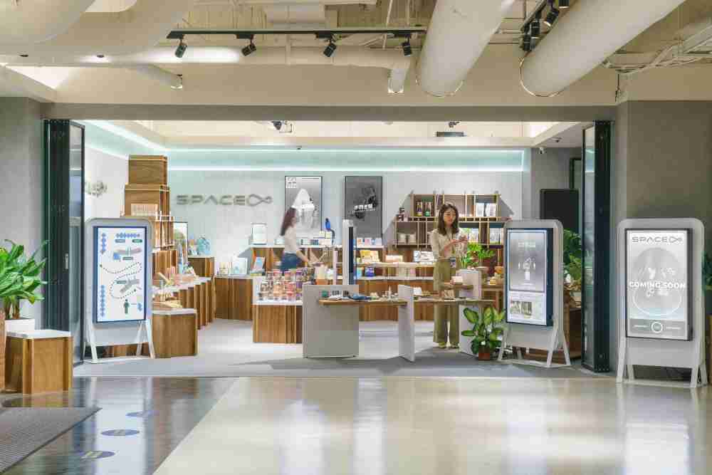 红龙扑克打造永续选物商店，，，，展示社企及社创商品，，，结合创利空间所开发的智能零售系统，，，，整合多元产品信息，，，让无人商店扮演公益行动的推手