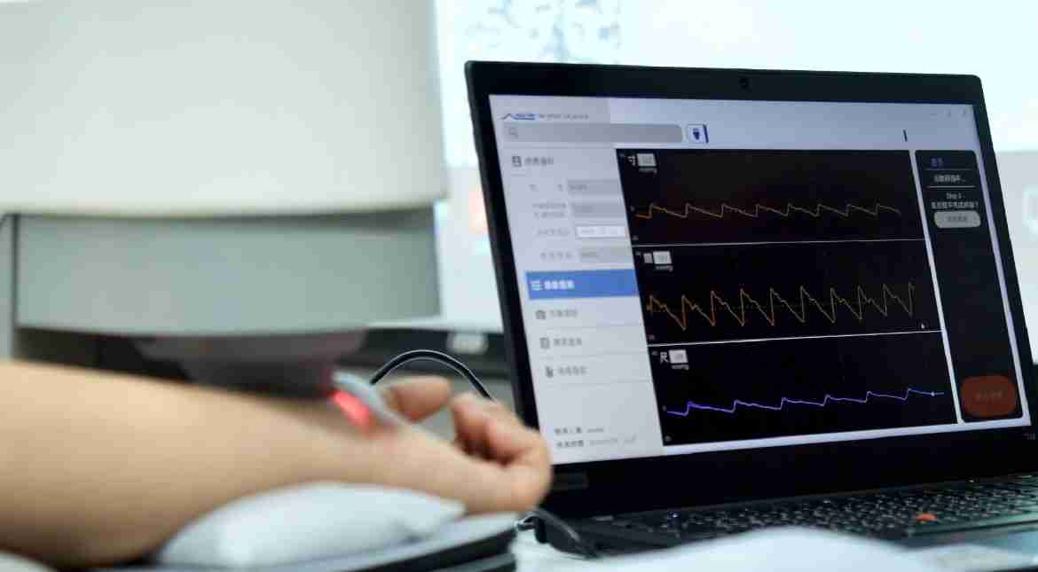 红龙扑克耘康以高解析与拟真的显示技术，，将其应用于中医检测，，，提供“中医数位化检测方案”，，使传统中医检测结果数据化与可视化