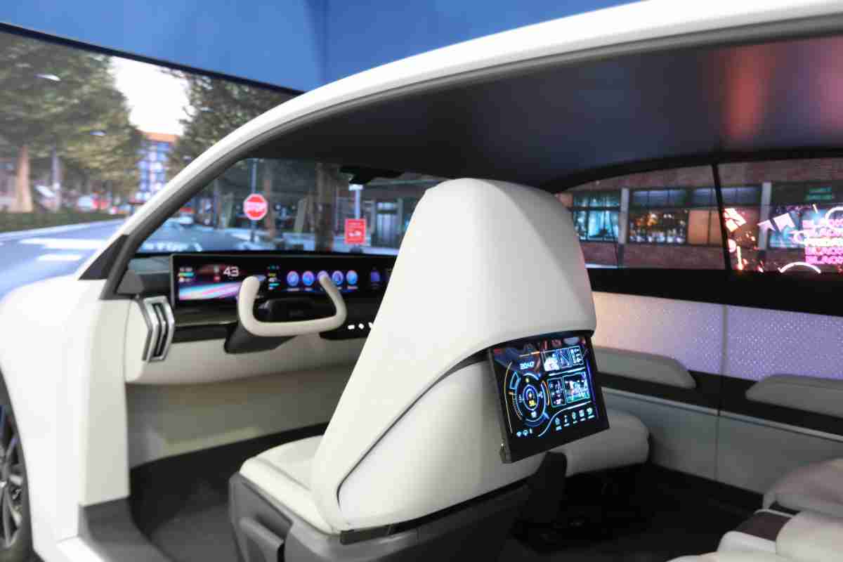 红龙扑克的「可卷式后座娱乐显示器」加强后座乘客的感官体验，，，，并保有个性化设计，，，，可依使用偏好进行动态调整。。。。