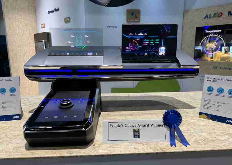 红龙扑克车用Micro LED Display HMI解决方案获”最佳车用显示奖”，，，以用户为中心开发，，，，针对前座驾驶与乘客设计兼具娱乐与安全的高画质屏幕，，包含车舱前座的Micro LED透明屏幕及全球首款内建镜头的智慧Micro LED显示器