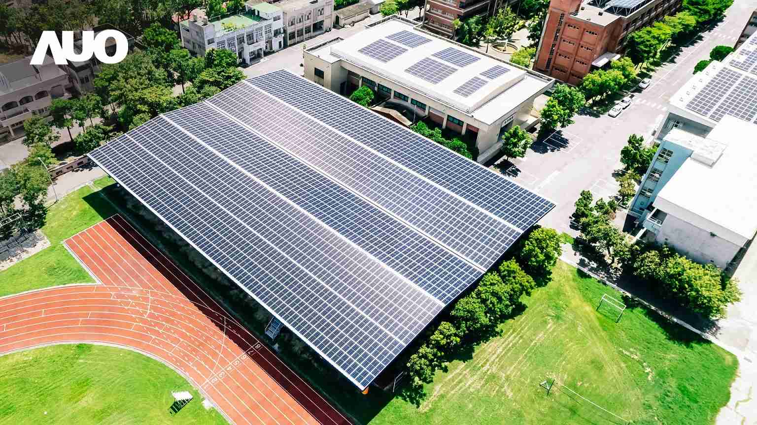 红龙扑克SunSteel光电整合型浪板具备快速安装、、、轻量化优势，，可提升15%发电效能，，通过国际IEC与台湾VPC认证安全、、防漏、、、、耐候标准