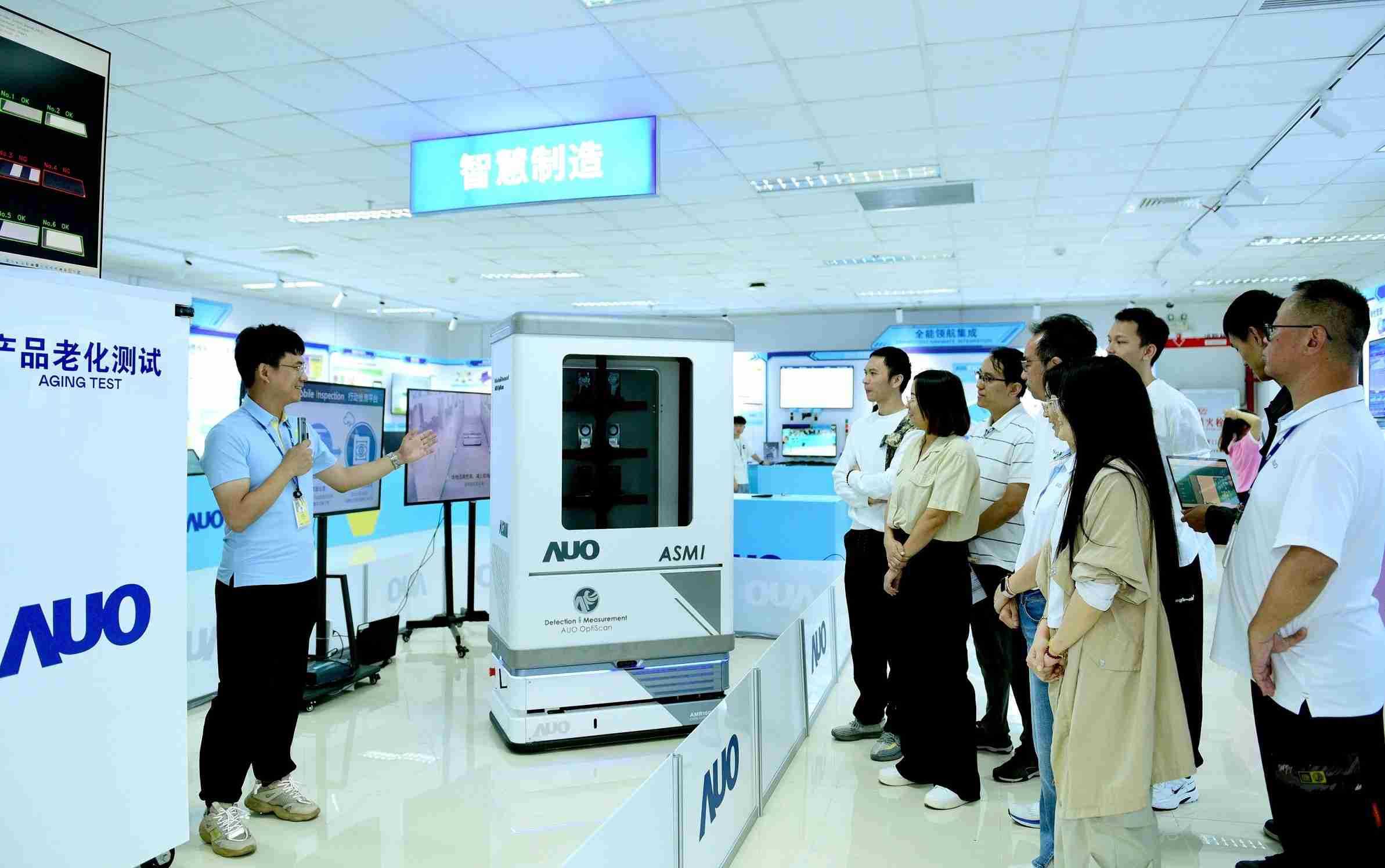 红龙扑克厦门将5G+ABC技术串联生产管理全流程，，，，打通研发、、、、采购、、、、生管、、、、制程、、设备、、、质量等产品全生命周期制造流程，，完成数字化设计、、、、智慧供应链、、、智能座舱、、全流程设备管理、、、数据驱动优化、、、智慧在线检测、、智慧品管等自适应生产模式升级