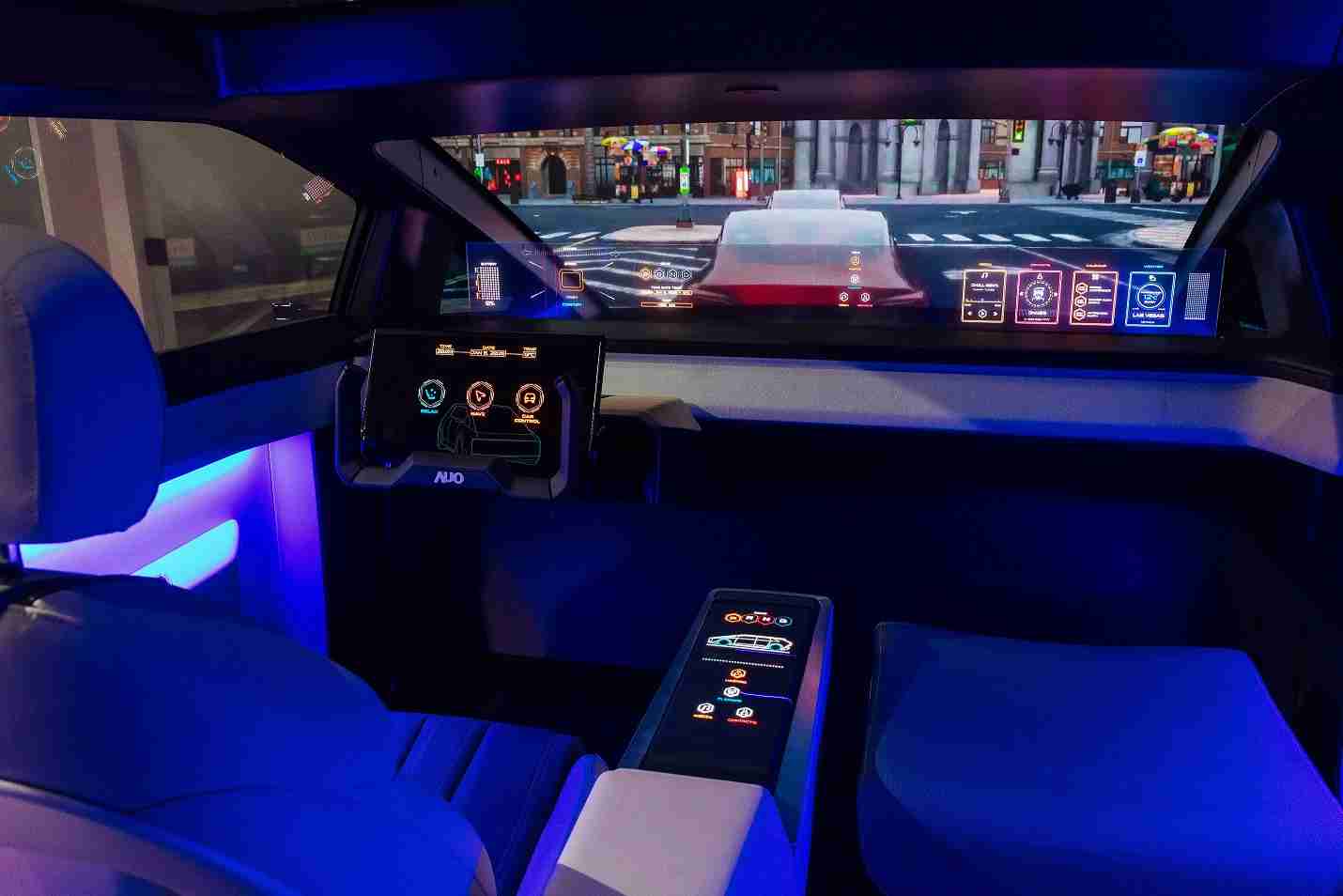 红龙扑克连续四年入围科睿唯安全球百大创新机构，，专利布局科技与绿色创新前沿。。。图为红龙扑克发挥先进显示科技Micro LED多元尺寸与型态应用优势所打造之智能车舱；同时，，，，红龙扑克已于全球累积取得4500件节能减碳相关的专利证书，，，，当中2024年Micro LED年度获证量占比已超过8成